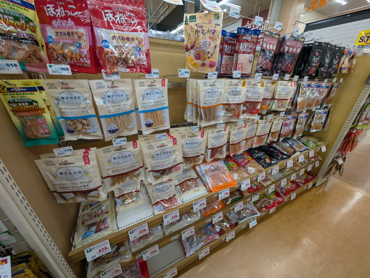 ドッグフードのパッケージとトイプードルのレオン