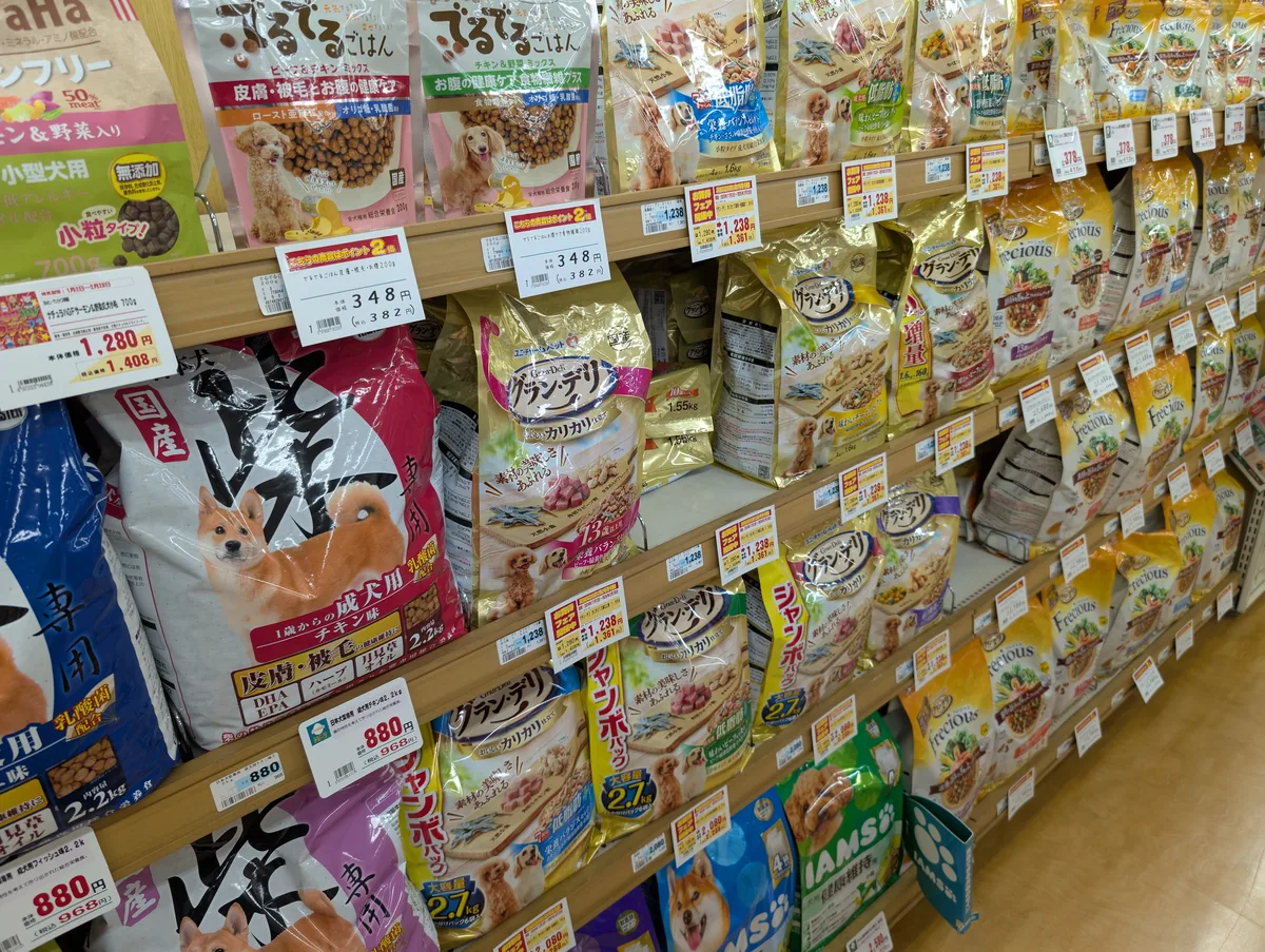 ドッグフード売り場で原材料を確認するイメージ