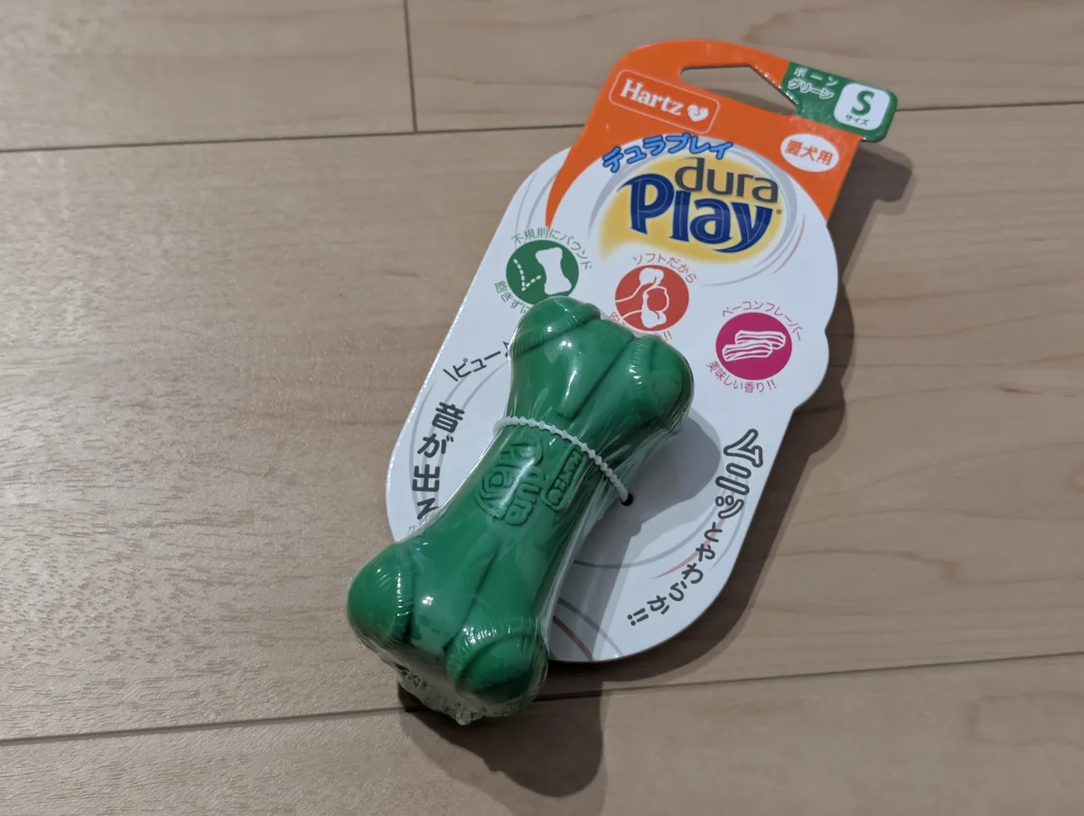 小型犬用の緑の骨型おもちゃのパッケージ